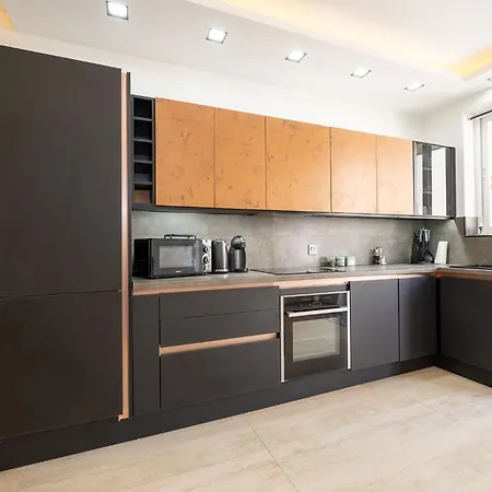 アパート Modern 2 Bedroomed In グジラ