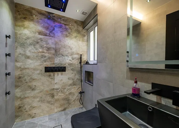 Modern 2 Bedroomed In アパート グジラ